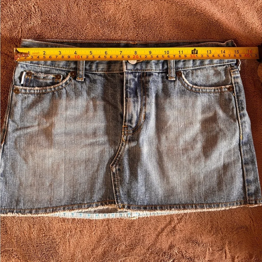 Hollister Womens Denim Mini Skirt Size 3 Medium Wash Raw Hem Y2K Low Rise Cotton